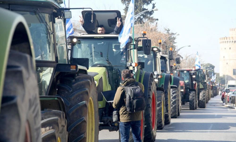 Αλεξανδρούπολη: Οι αγρότες βγήκαν στο δρόμο με καμένα δέντρα ελιάς (Βίντεο)